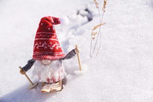 Figurine de Père Noel en skis dans la neige
