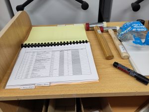 Le cahier indiquant précisément l'ordre à respecter et qui sert aussi à noter ce qui a été fait.