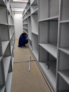 Remettre les rayonnages à la bonne hauteur ! Ne pas perdre de place, mais ne pas abîmer les documents. Tout un art et surtout du sport !